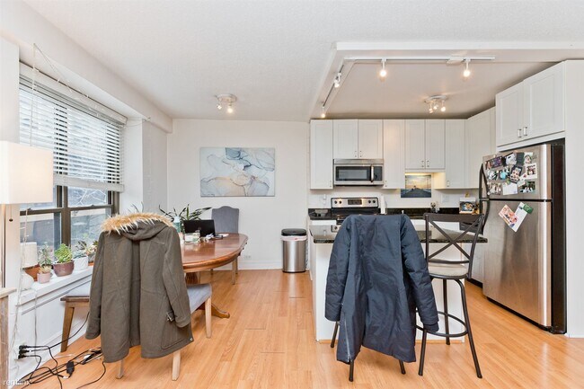 Building Photo - 2 br, 2 bath Condo - 2930 N Sheridan Rd Ap...