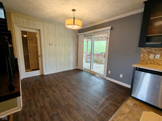 Building Photo - 802 Fern Dr