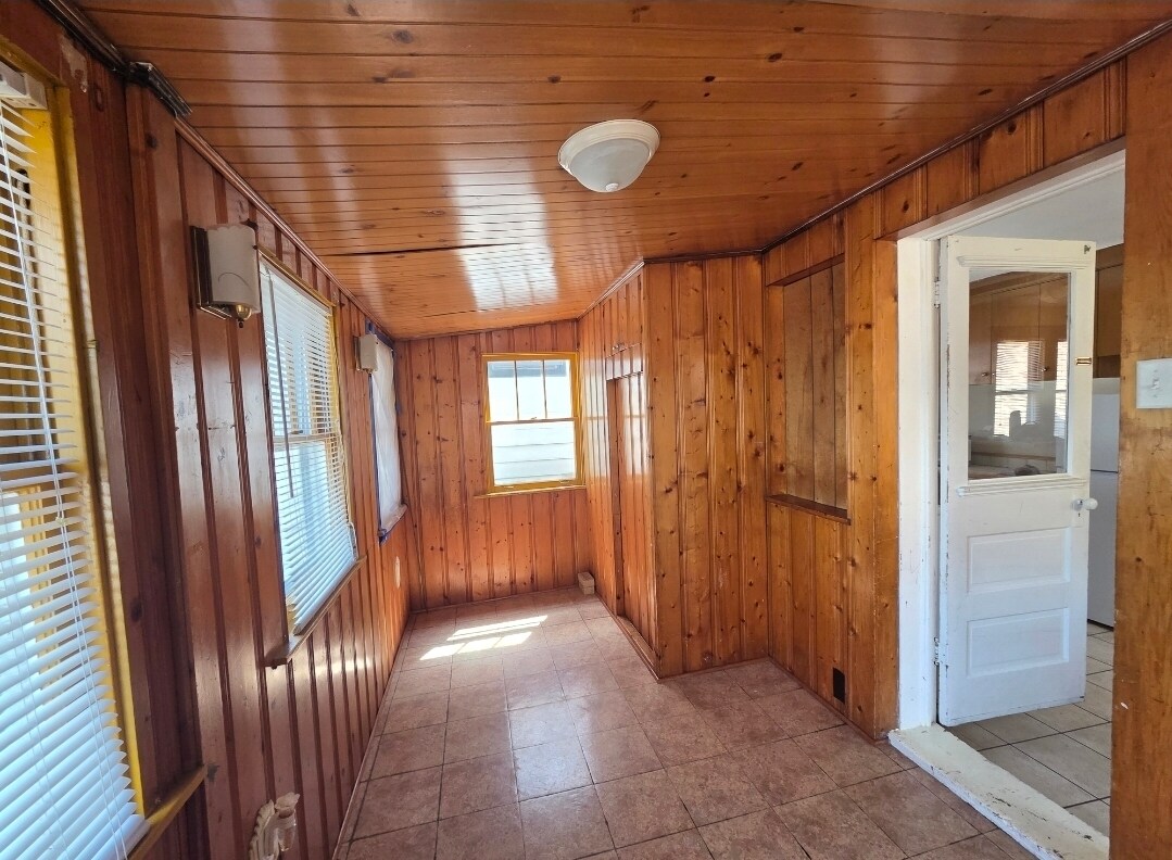 Building Photo - 3446 W Beach Ave