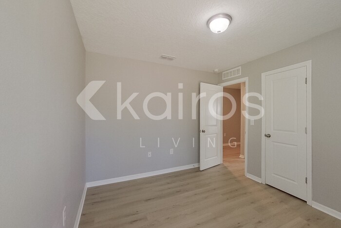 Building Photo - 8833 N Vienna Dr