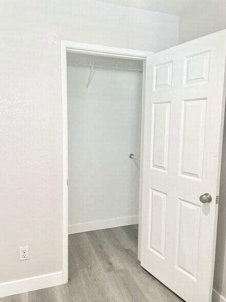 Bedroom 3 with walk in closet - 6 Red Coat Pl