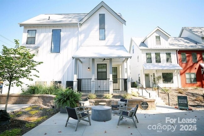 Building Photo - 2925 Commonwealth Ave