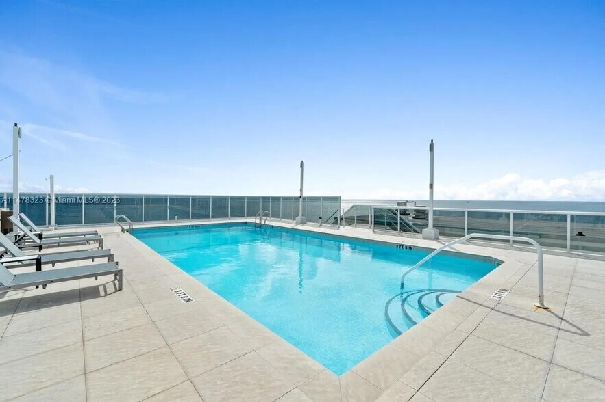 Building Photo - 2841 N Ocean Blvd