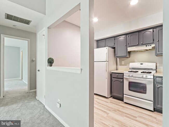 Building Photo - 303 Trinity Ct