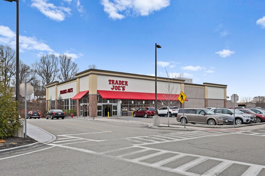 Building Photo - 2881 Meadowcrest Dr