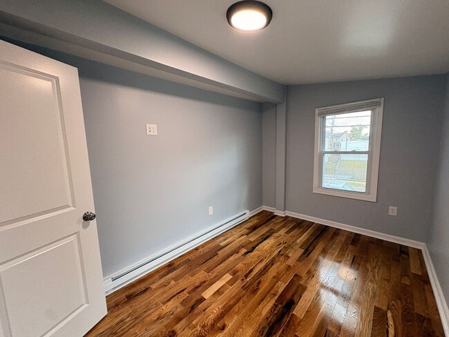 Building Photo - Beautiful, Newly Renovated 4 Bedroom 2 1/2...