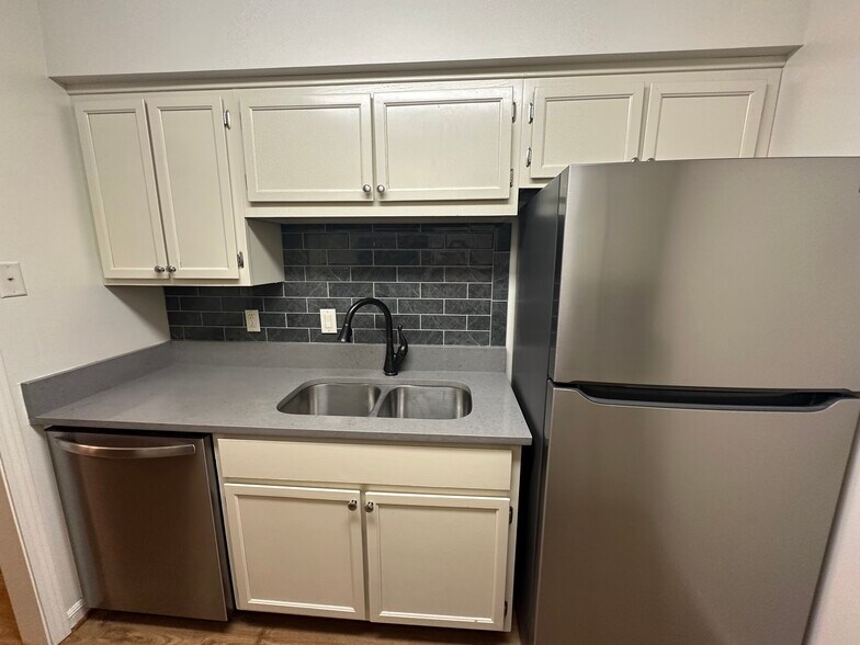 deep basin sink - 2118 Acklen Ave