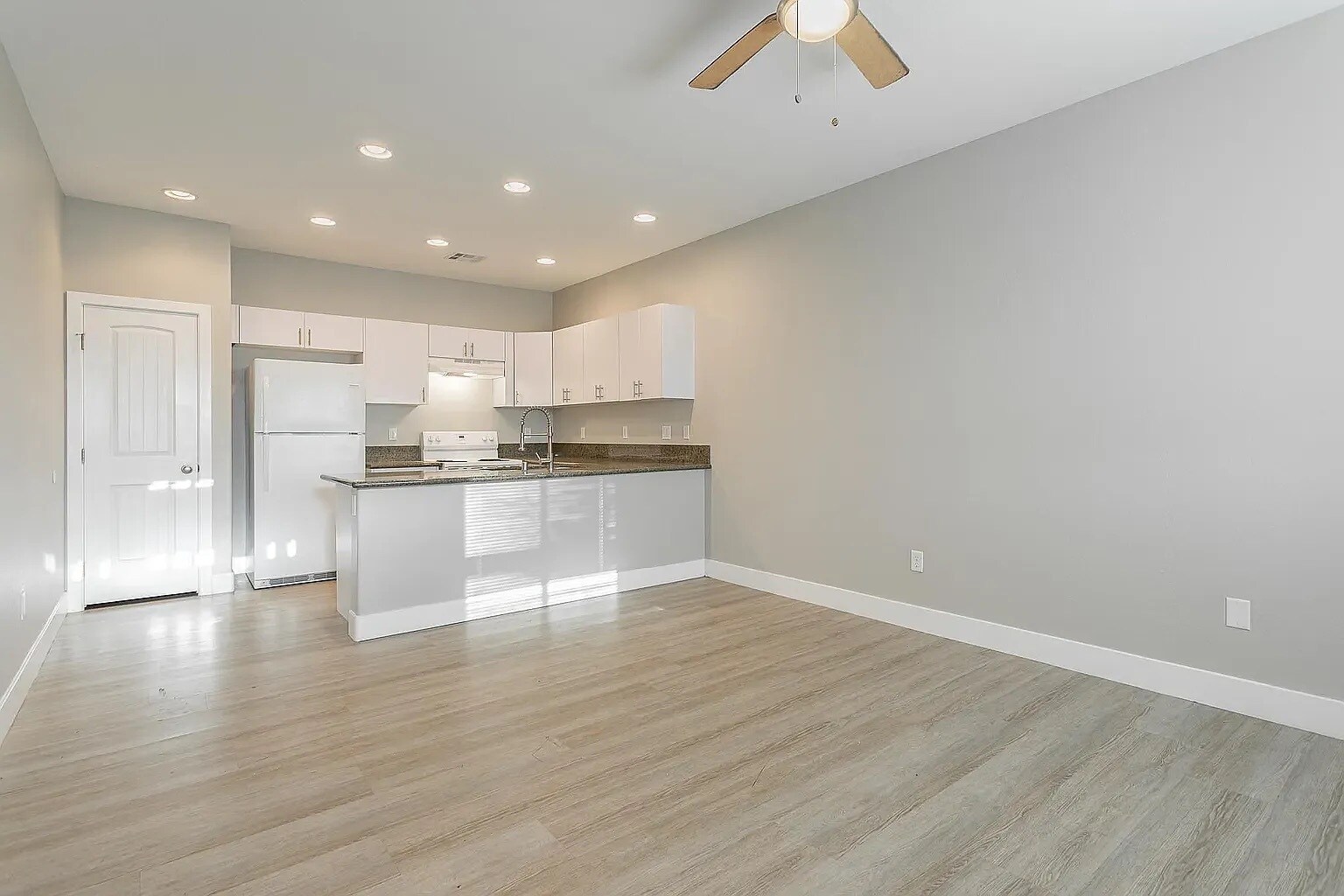 Building Photo - 1681 S Dandelion St