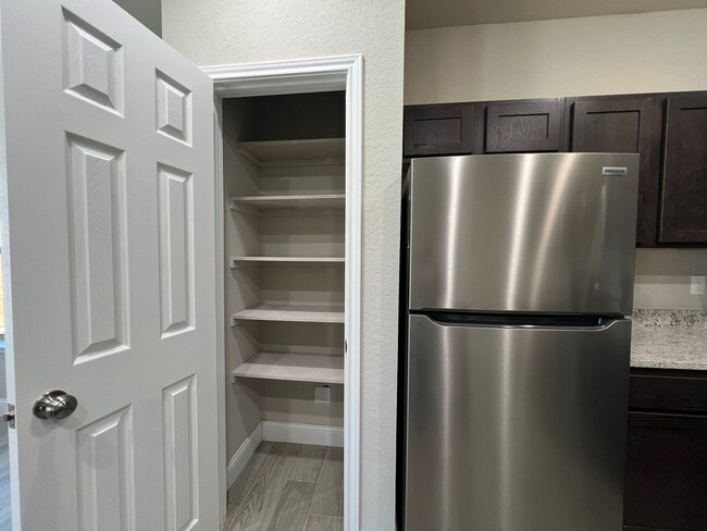 Building Photo - 3-bedroom, 2.5-bathroom townhome in Live Oak!