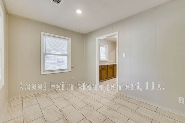 Building Photo - 1813 Alder Dr