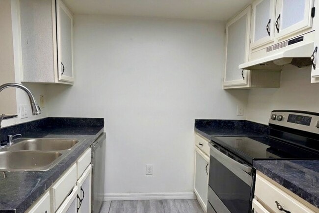 Building Photo - 7200 SW 8th Ave