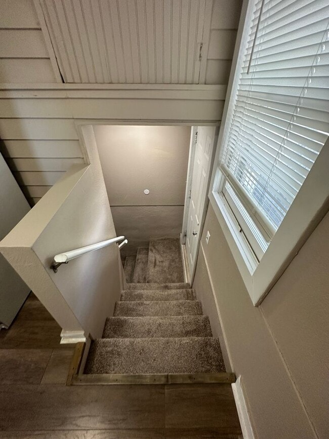 Building Photo - One bedroom, one and half bathroom, pet fr...
