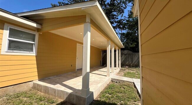 Building Photo - 340 Oak Ridge Dr