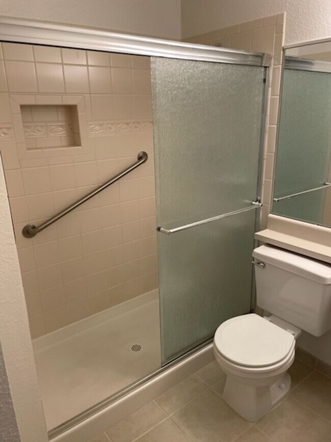 Building Photo - University Place Ground Floor Apartment Ho...