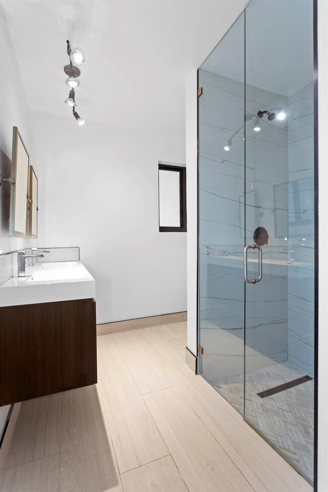 Building Photo - 715 NE 25th Ave