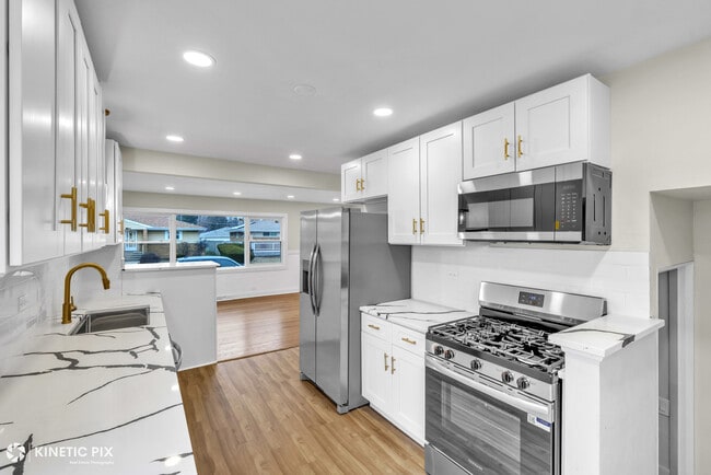 Building Photo - 4938 W Randolph St