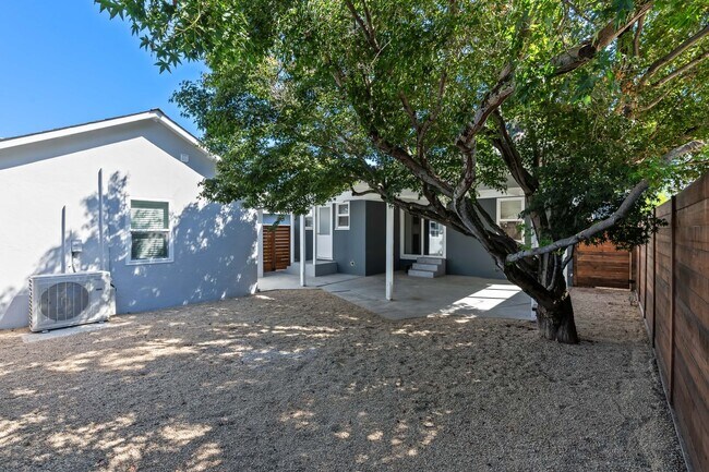 Building Photo - Charming Updated 2 bed, 2 bath Home near D...