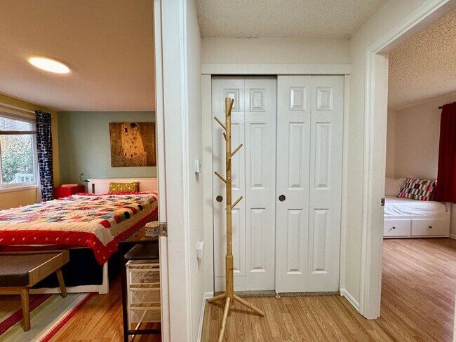 Building Photo - ***MOVE IN SPECIAL!!!*** Fully Furnished 4-bedroom, 2-bath home with Beautiful Backyard in Renton