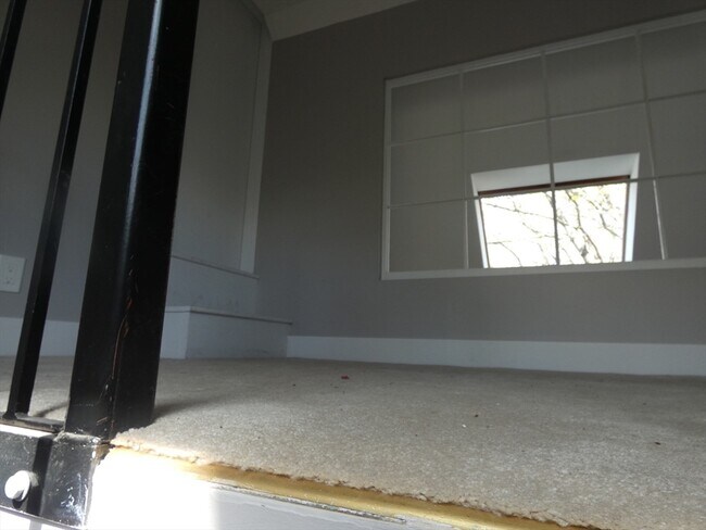 Building Photo - 98 Maple St