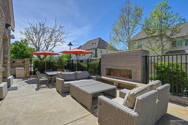 Building Photo - 2 Bed 2 Bath (plus a den) Gala Condo
