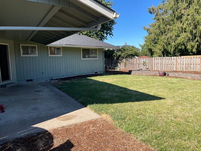 Building Photo - 3 Bedroom 2 Bath Single Family House