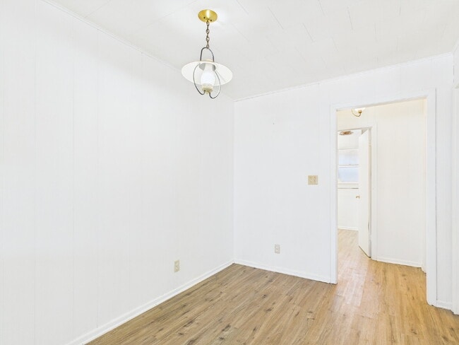 Building Photo - "Charming 1-Bedroom Haven in Fredericksbur...