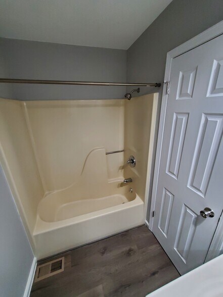 Building Photo - 12 Pebble Ct