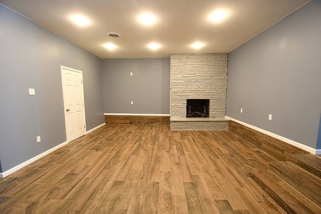 Building Photo - 401 W Brookside Dr
