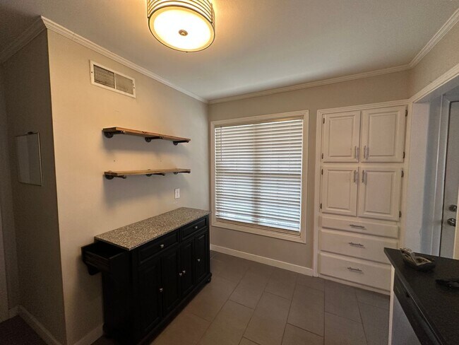 Building Photo - This home is adorable and move in ready!