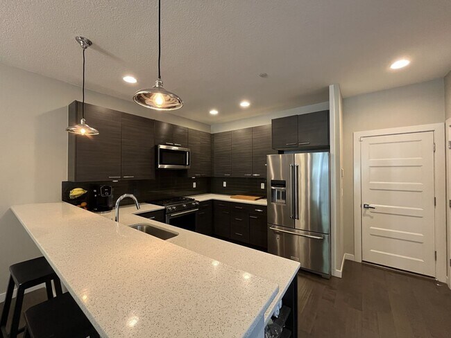 Building Photo - Spacious 2,511 Sq Ft Wilsonville Townhome with Vaulted Loft, Modern Kitchen & Attached Two-Car Ga...