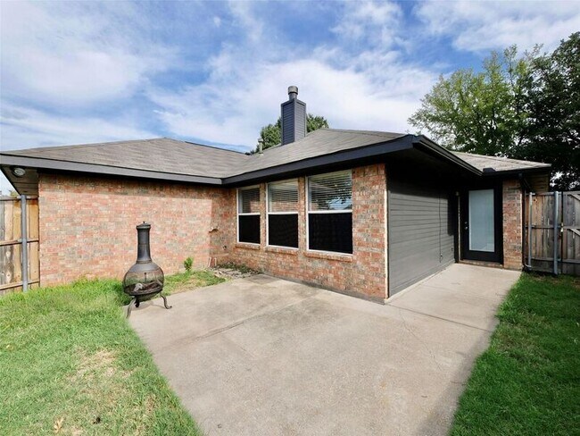 Building Photo - 4502 Highlands Dr
