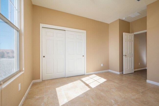 Building Photo - UNFURNISHED Gorgeous 2 Bedroom Home in Ran...