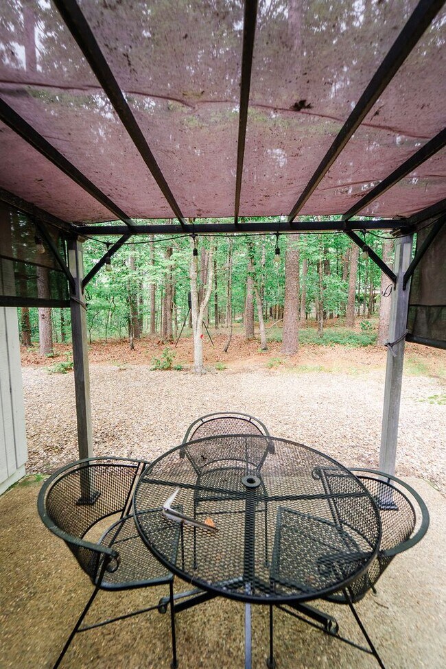 Building Photo - Charming 4 bedroom, 3 bathroom with lots of outdoor living space.