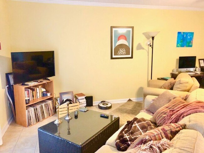 Building Photo - 2 Bedroom 2 Bath Townhome FULLY FURNISHED
