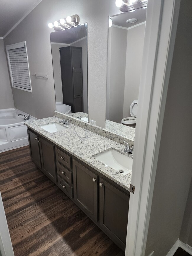 Building Photo - 640 Houston St