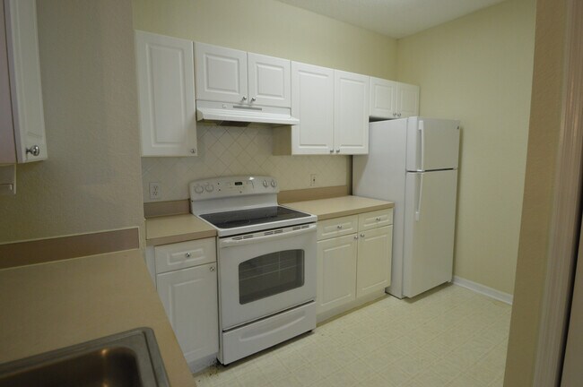 Building Photo - TAMPA: 2 bed/ 2bath condo on 2nd floor in ...