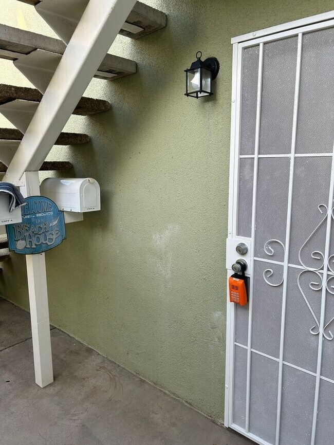 Building Photo - WONDERFULLY LOCATED DWNSTRS 1BD 1BA STUDIO IN OLD TOWN SEAL BEACH!