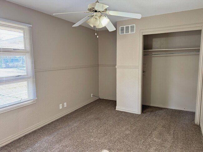 Building Photo - 703 Pecan St