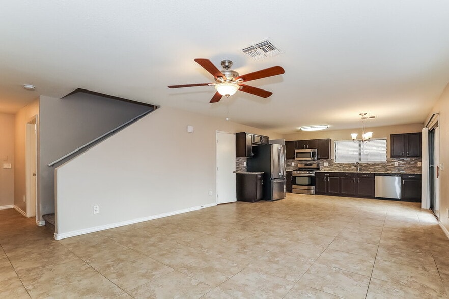 Building Photo - 2809 E Cherry Hills Dr