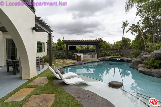 Building Photo - 5861 Ridgebrook Dr