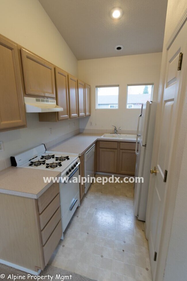 Building Photo - Great 2nd Floor Studio/Carriage House at O...