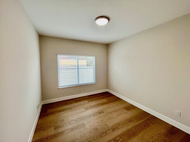 Building Photo - SPECTACULAR, TOP FLOOR 2 BED/1 BATH FULLY RENOVATED!!!