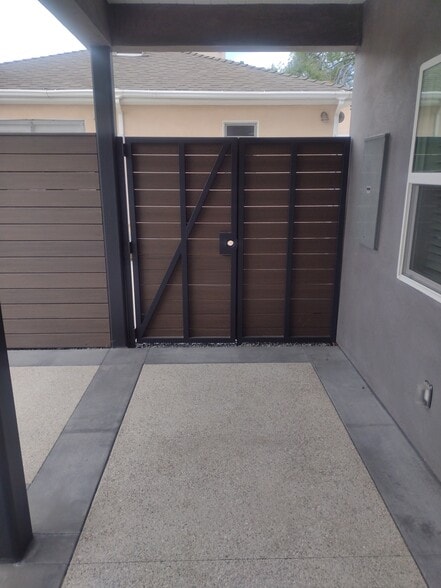 Private Gate - 2746 Veteran Ave