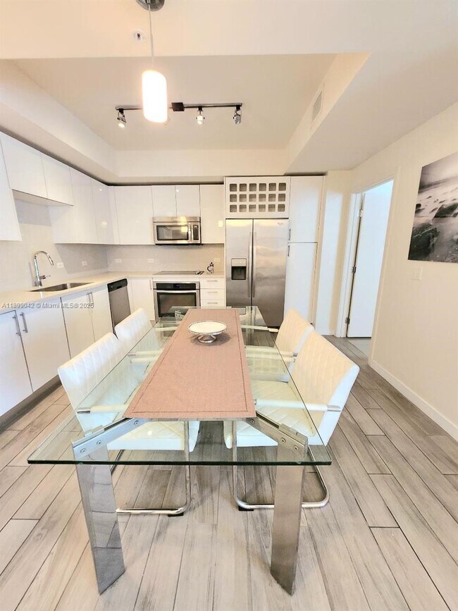 Building Photo - 999 SW 1st Ave