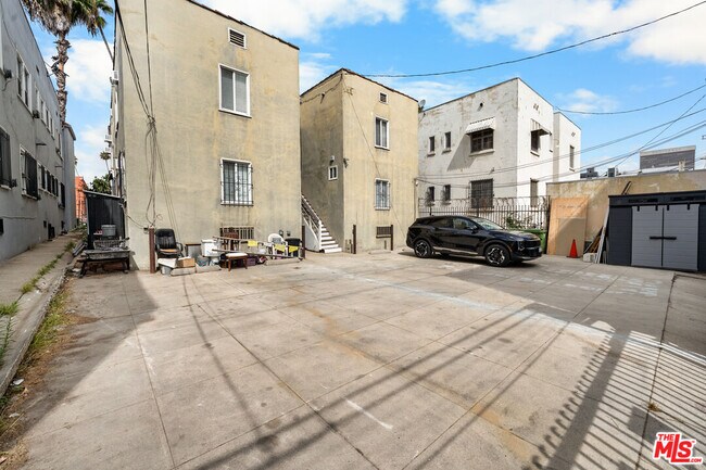 Building Photo - 926 S Mariposa Ave