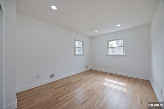 Building Photo - 327 Webster Dr