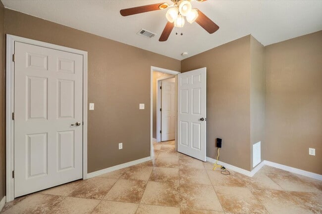 Building Photo - Charming 3 Bed / 2 Bath - Avail. 8/10/26