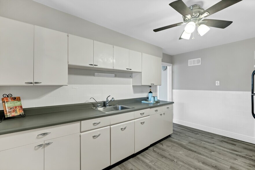 Beautiful retro metal cabines - 3443 Lawn Ave
