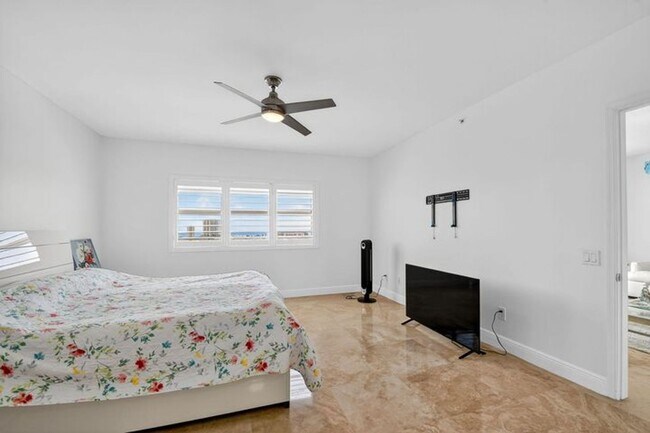 Building Photo - 2640 Lake Shore Dr