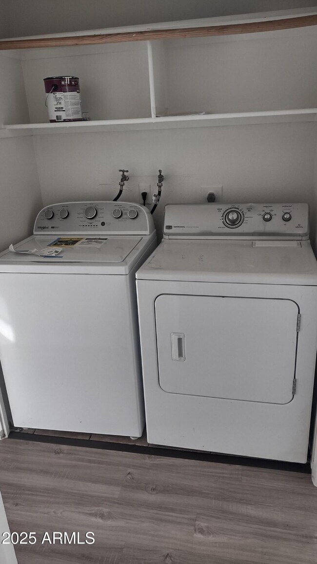 Building Photo - 906 N Revere